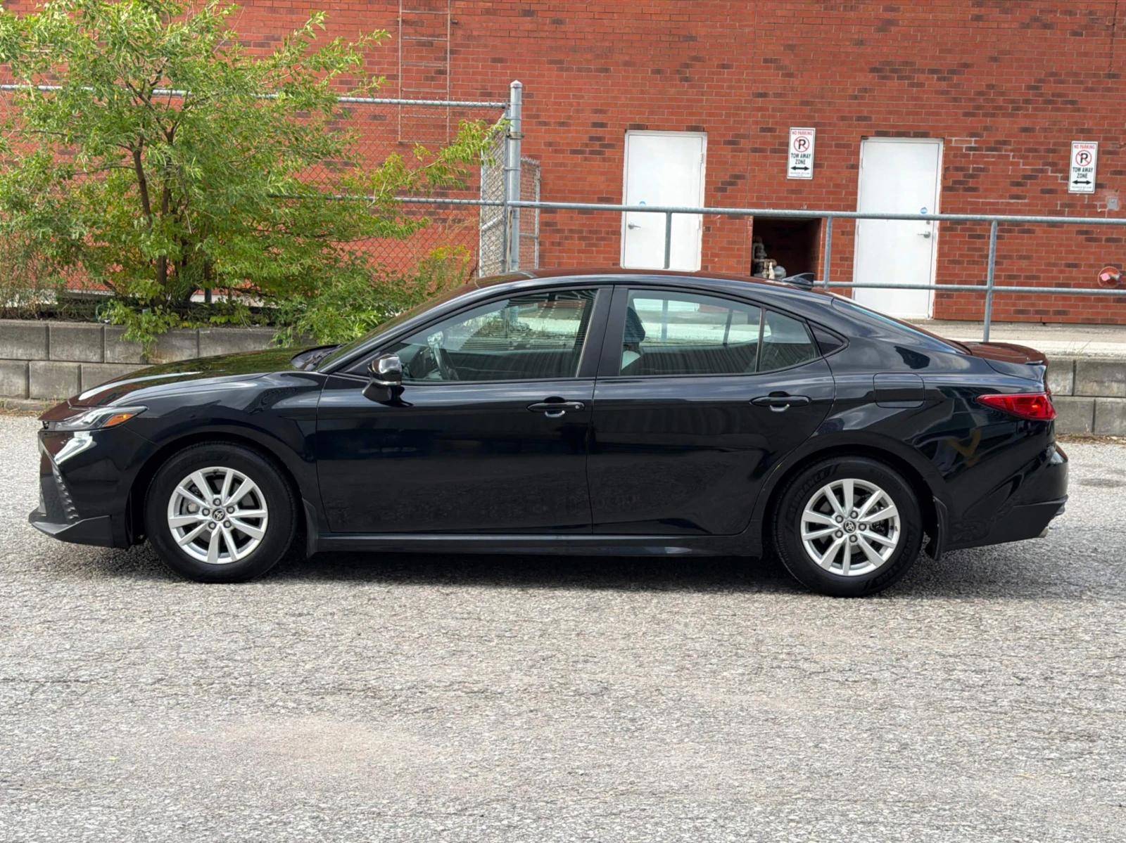 Toyota Camry  SE / DISTRONIC / CARFAX / АВТОКРЕДИТ , снимка 2 - Автомобили и джипове - 55896486
