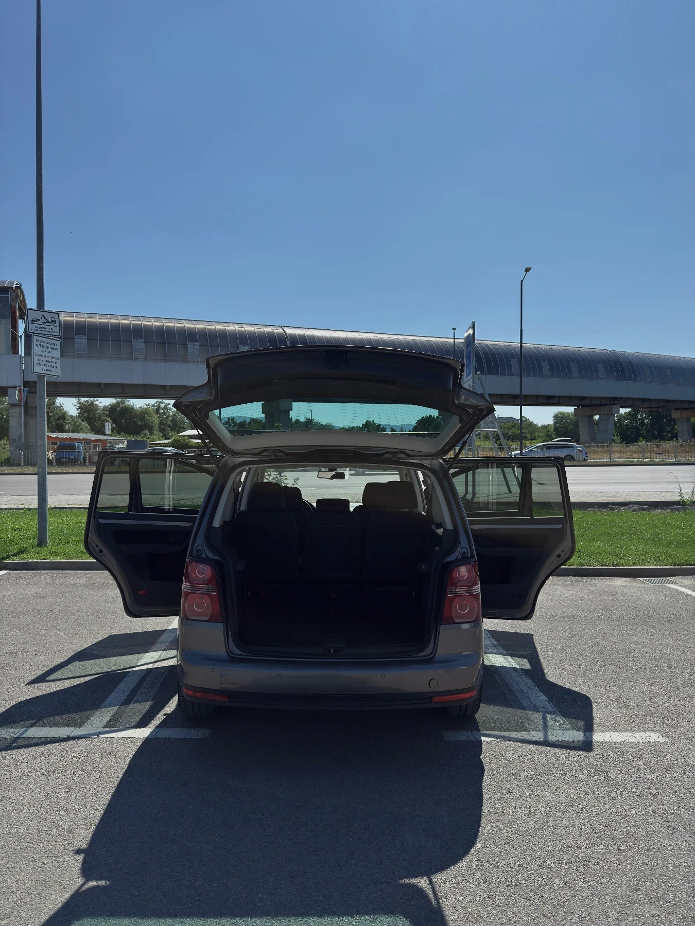VW Touran, снимка 16 - Автомобили и джипове - 56056788