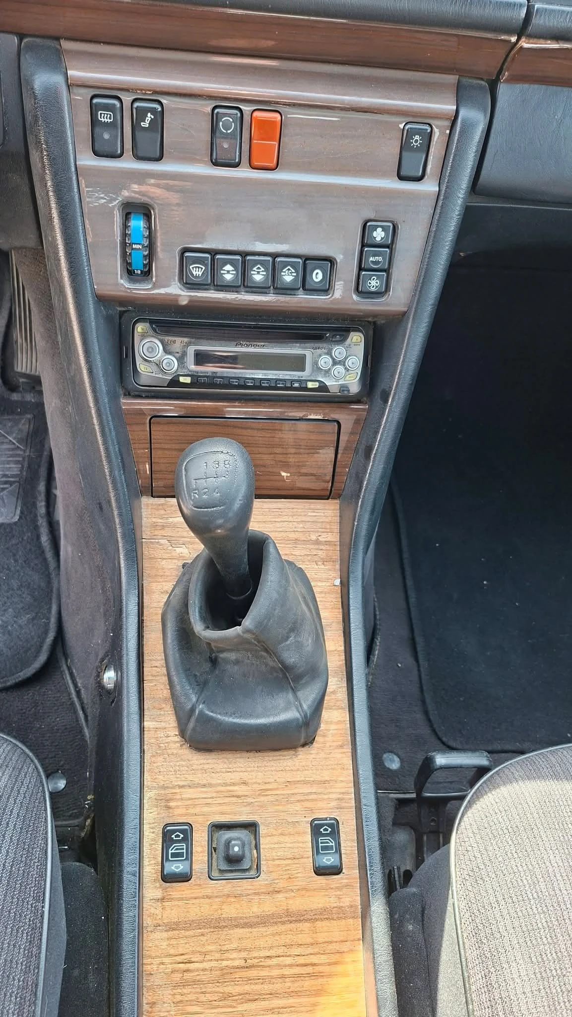 Mercedes-Benz 124 E200 , снимка 6 - Автомобили и джипове - 56403600