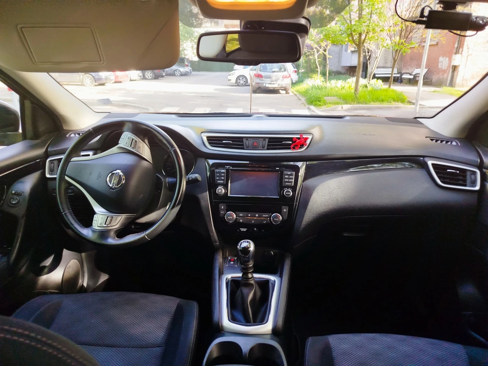 Nissan Qashqai 1.2 DiG, снимка 9 - Автомобили и джипове - 54306253