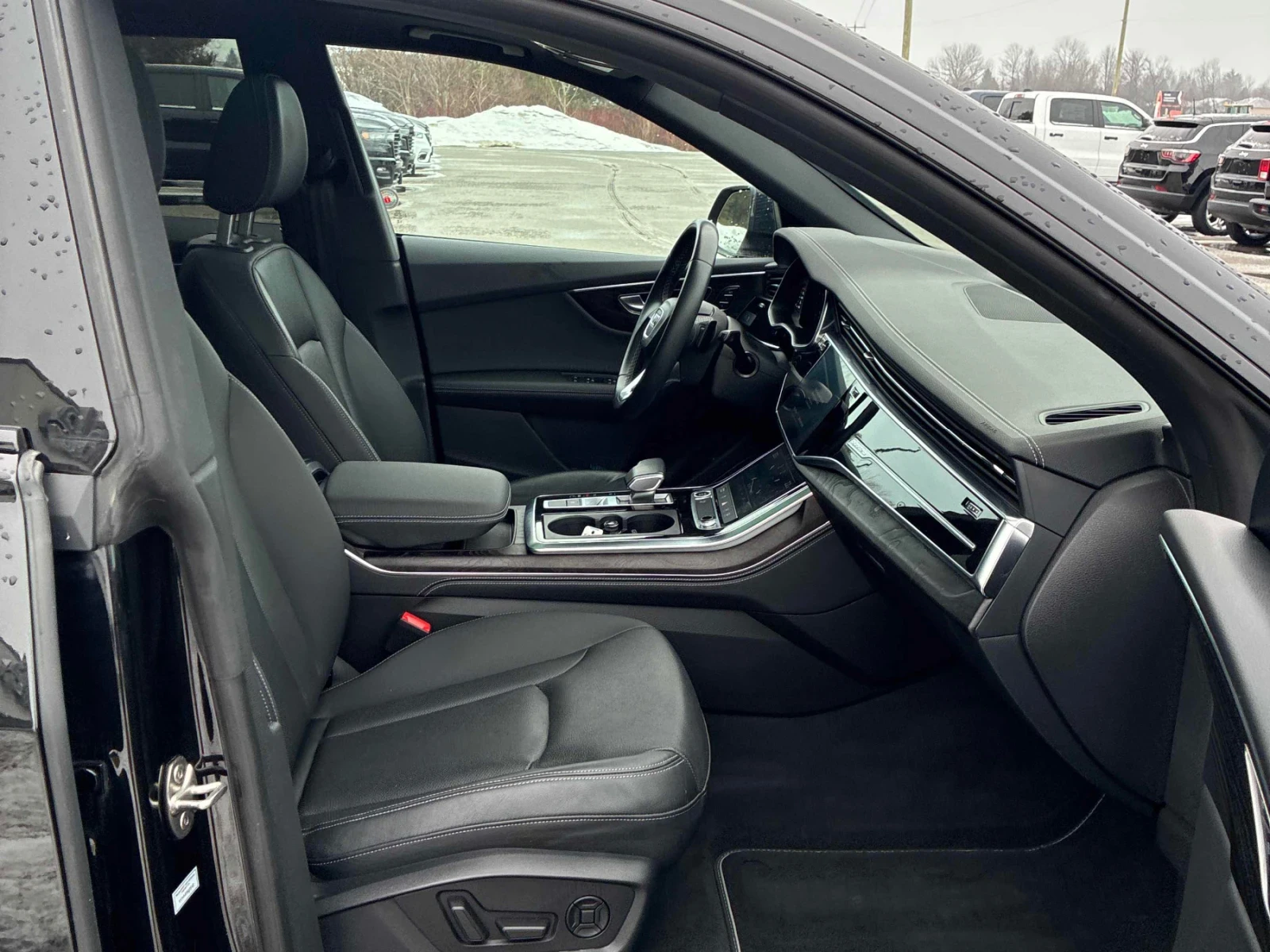 Audi Q8 PROGRESSIV * ПОДГРЕВ * ОБДУХВАНЕ * ПАНОРАМА, снимка 11 - Автомобили и джипове - 54556622