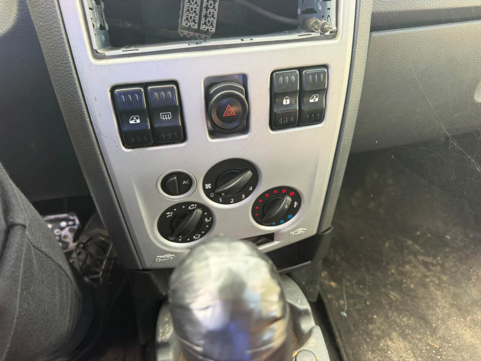 Dacia Logan 1.6i klima gaz, снимка 8 - Автомобили и джипове - 52930104