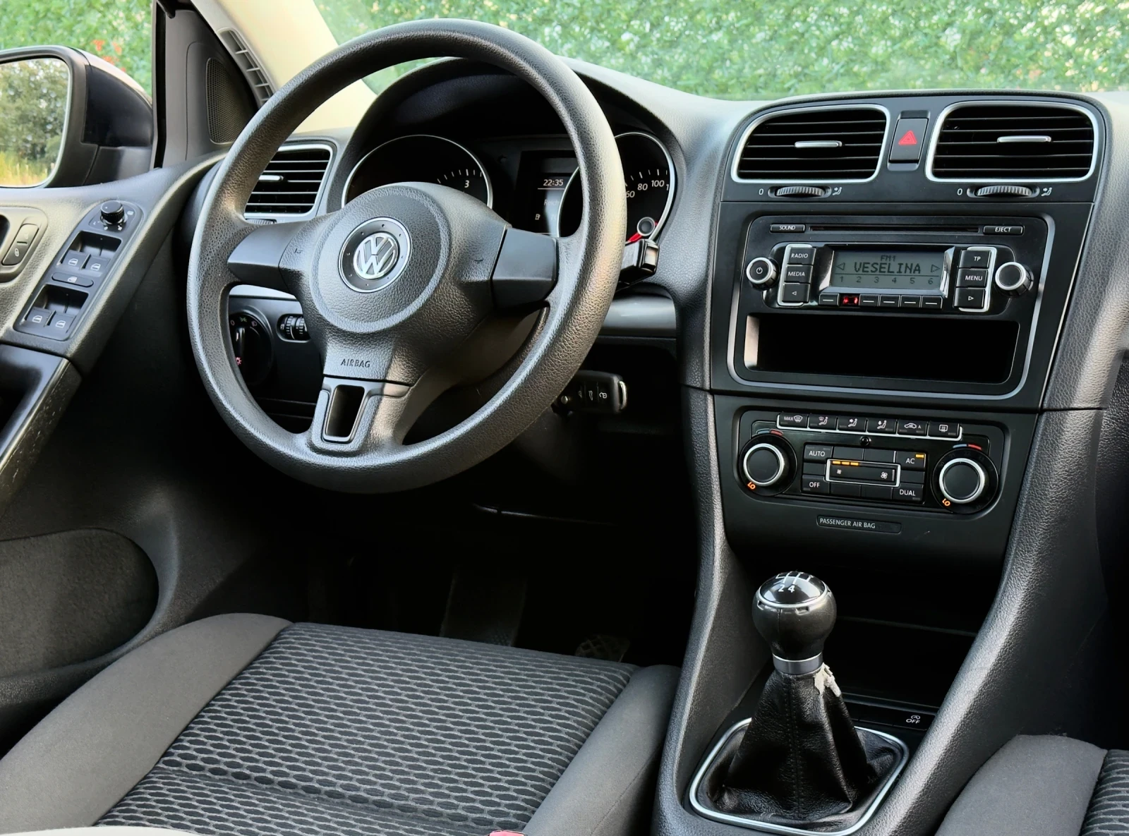 VW Golf 1.6TDi 105hp, снимка 12 - Автомобили и джипове - 55625638
