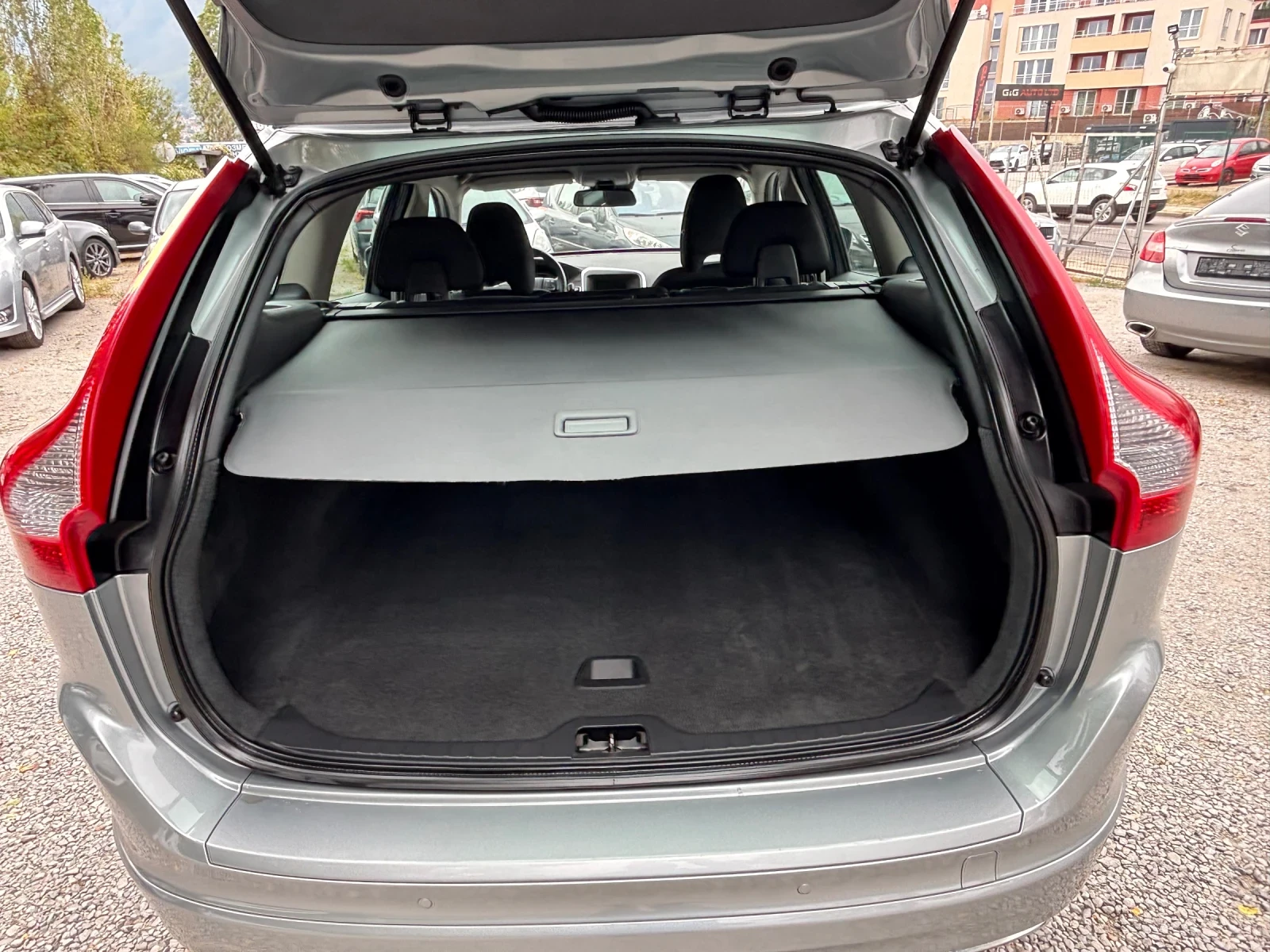 Volvo XC60 2.4 D4 AWD - изображение 7