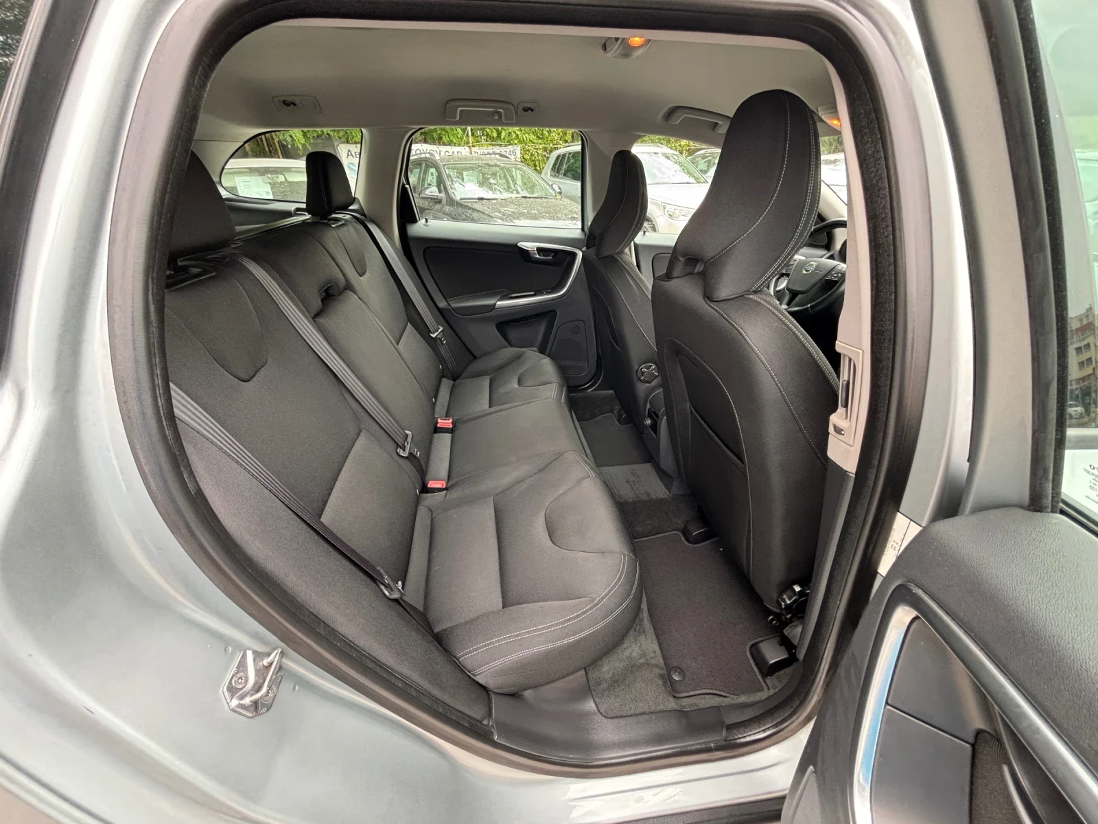 Volvo XC60 2.4 D4 AWD - изображение 8