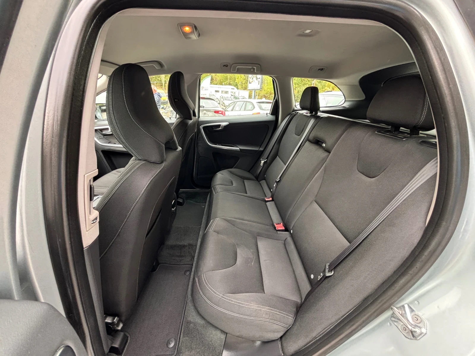 Volvo XC60 2.4 D4 AWD - изображение 10