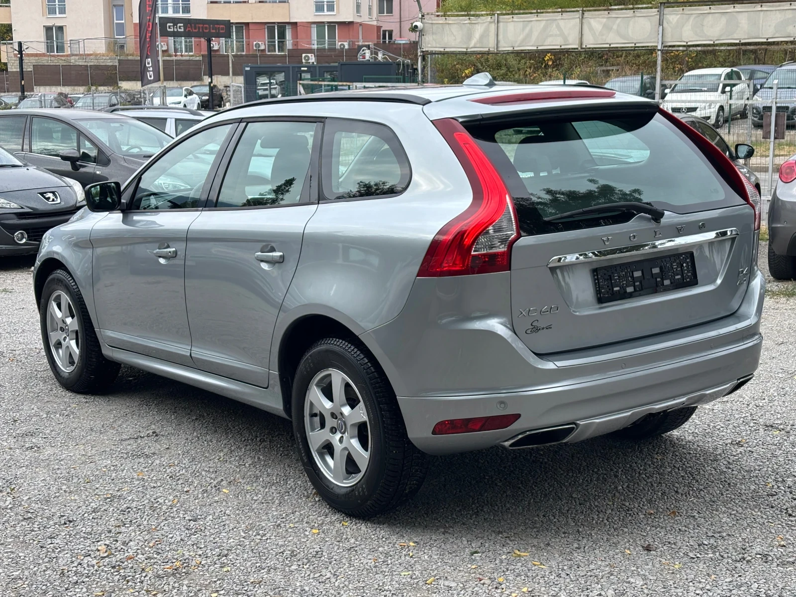 Volvo XC60 2.4 D4 AWD - изображение 4