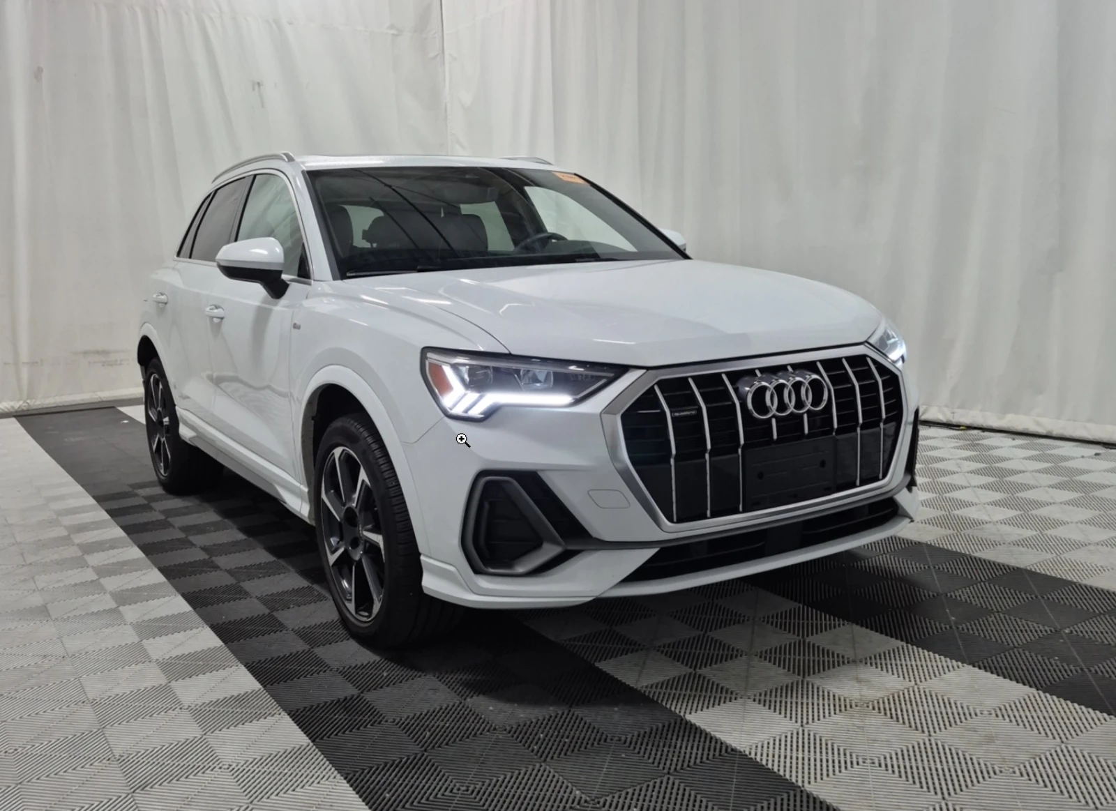Audi Q3 S-line* Progressiv* Пано* Virtual* Без удар* , снимка 2 - Автомобили и джипове - 54394775