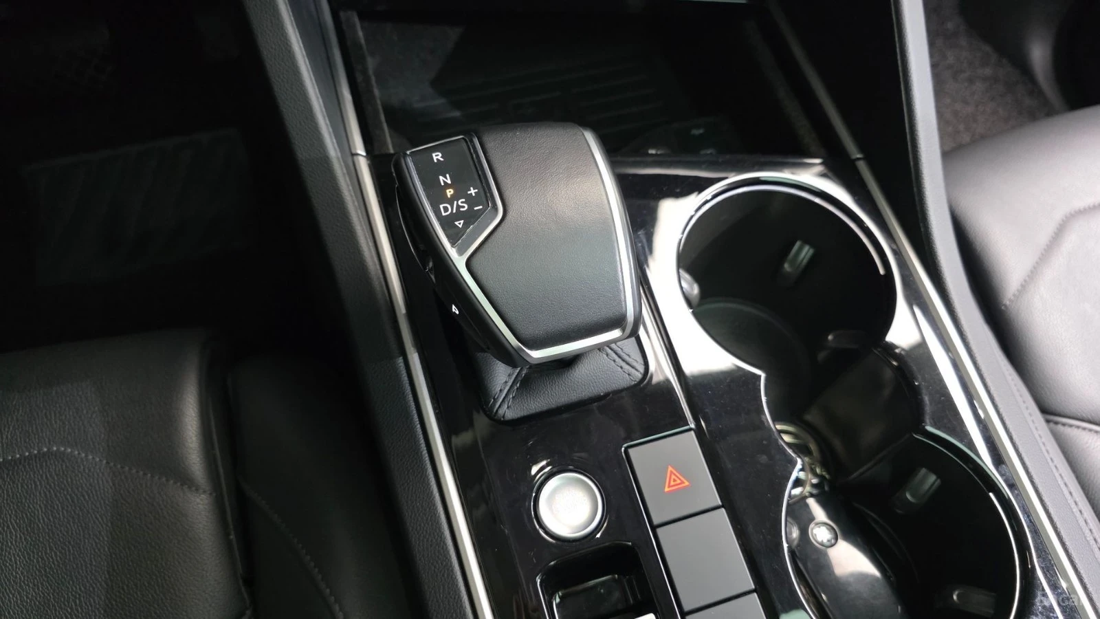 VW Touareg 3.0TDI - DISTRONIC - ПОДГРЕВИ - ПАНОРАМА, снимка 9 - Автомобили и джипове - 56103286