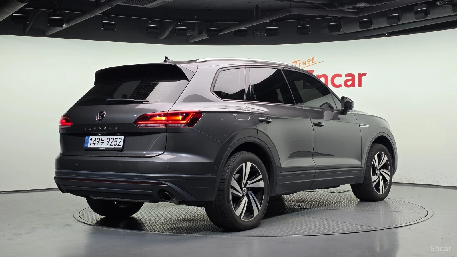VW Touareg 3.0TDI - DISTRONIC - ПОДГРЕВИ - ПАНОРАМА, снимка 2 - Автомобили и джипове - 56103286