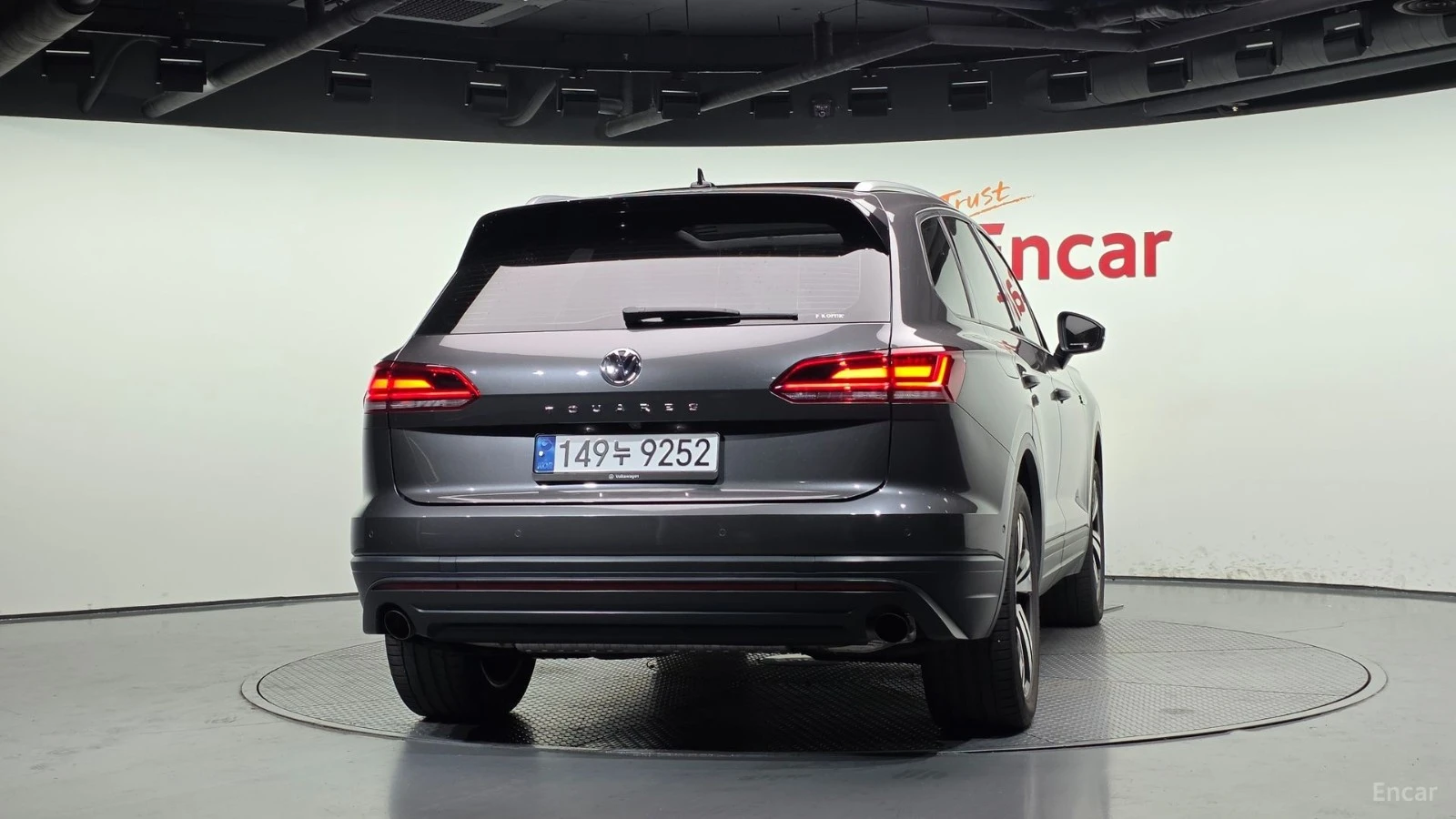 VW Touareg 3.0TDI - DISTRONIC - ПОДГРЕВИ - ПАНОРАМА, снимка 4 - Автомобили и джипове - 56103286