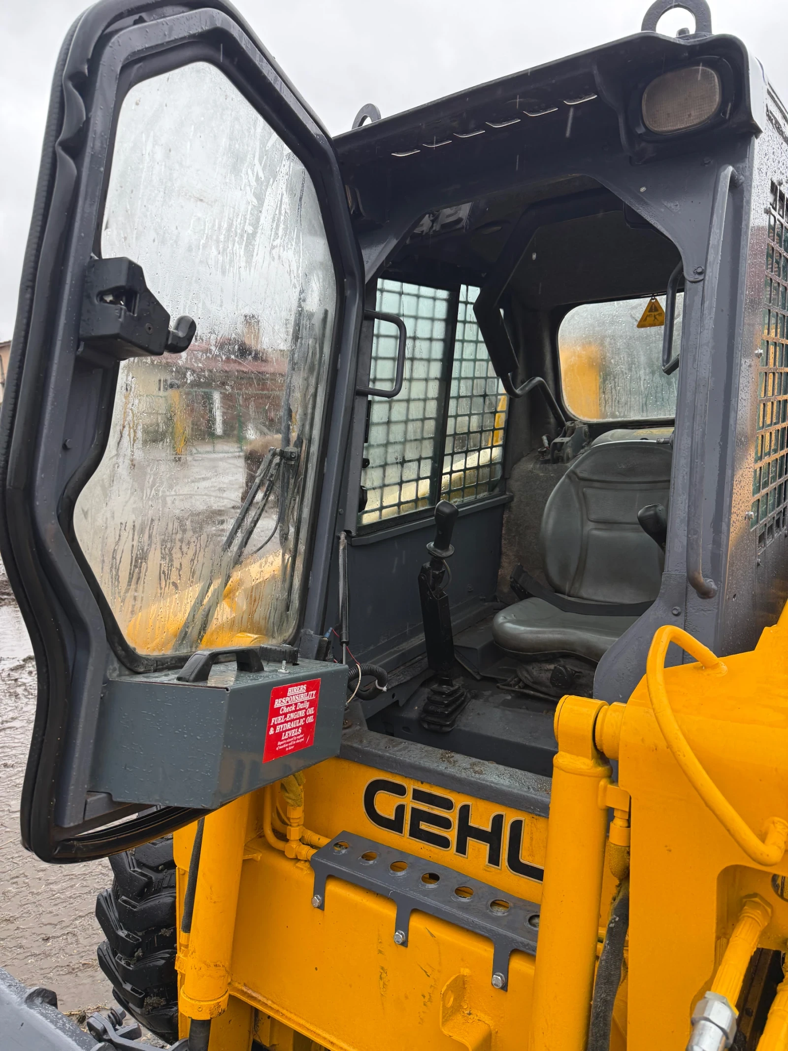 Мини челни товарачи GEHL 5240 - изображение 8