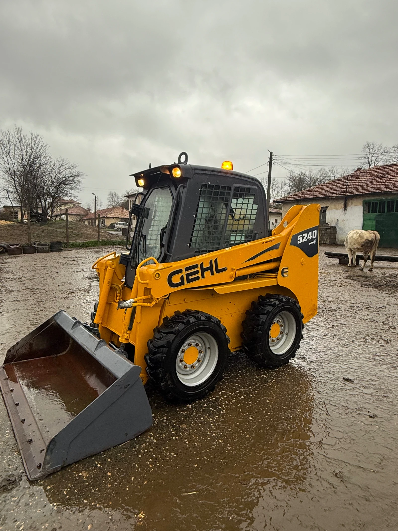 Мини челни товарачи GEHL 5240 - изображение 2