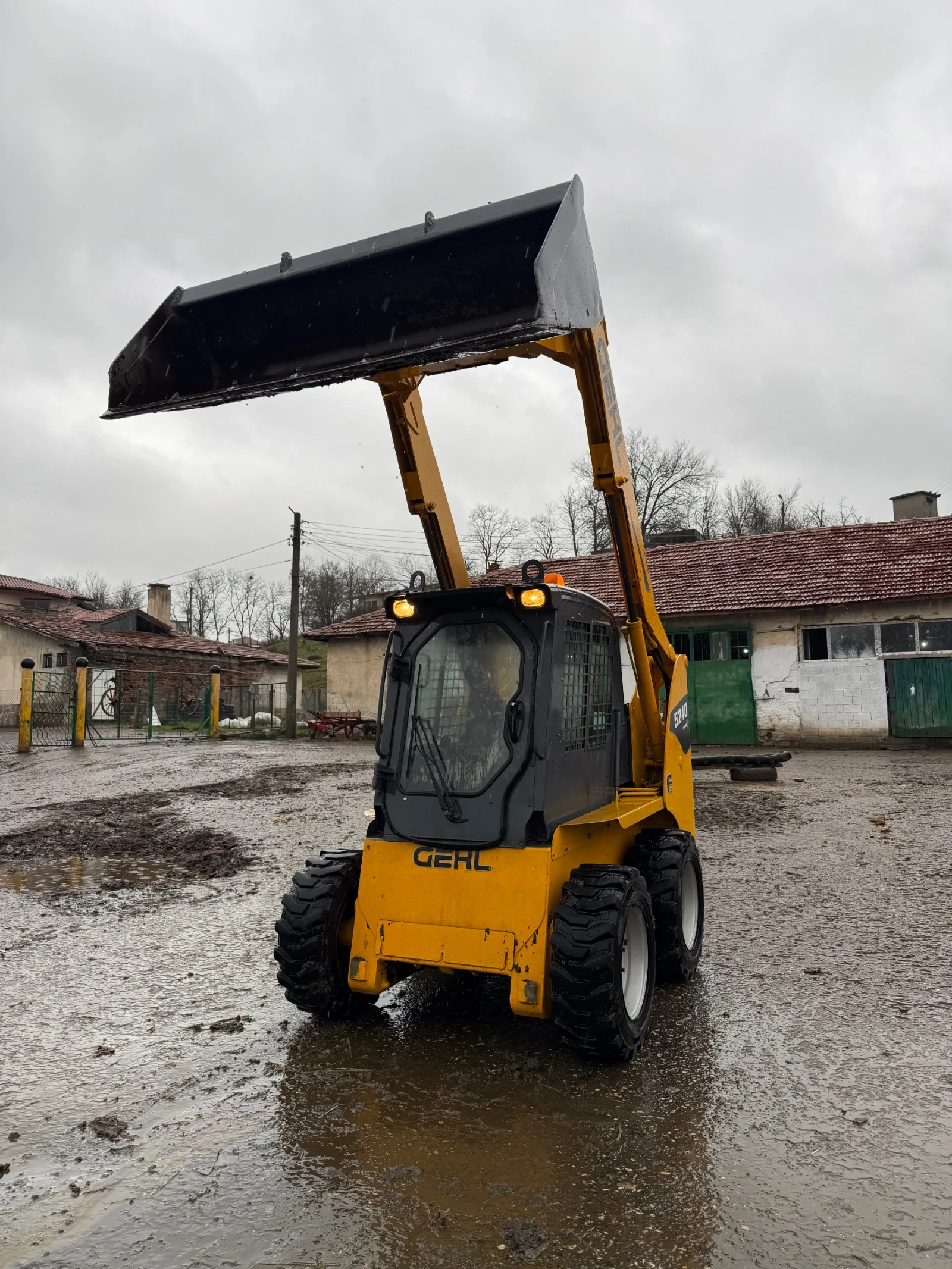 Мини челни товарачи GEHL 5240 - изображение 6