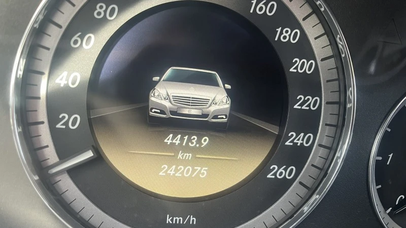 Mercedes-Benz E 220, снимка 13 - Автомобили и джипове - 47248961