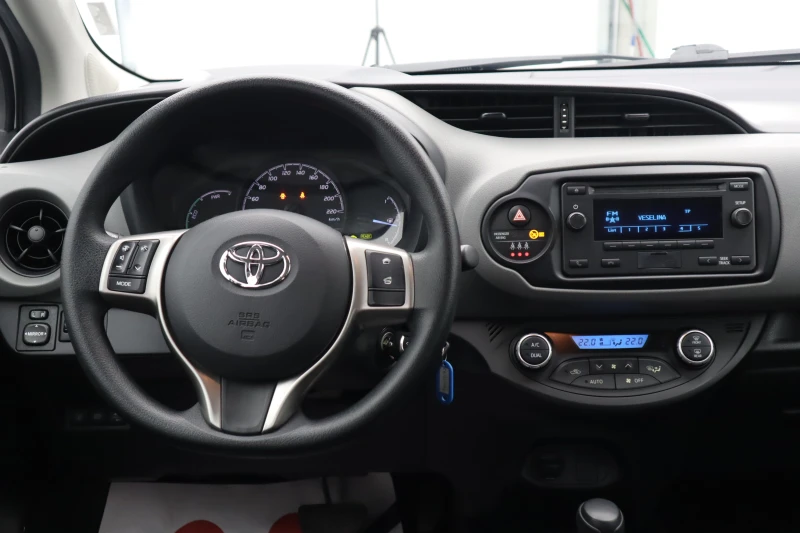 Toyota Yaris 1.5 HYBDRID, снимка 15 - Автомобили и джипове - 52451786