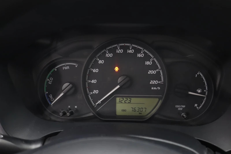 Toyota Yaris 1.5 HYBDRID, снимка 13 - Автомобили и джипове - 52451786