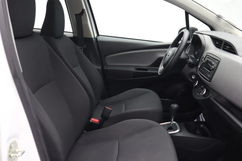 Toyota Yaris 1.5 HYBDRID, снимка 10 - Автомобили и джипове - 52451786