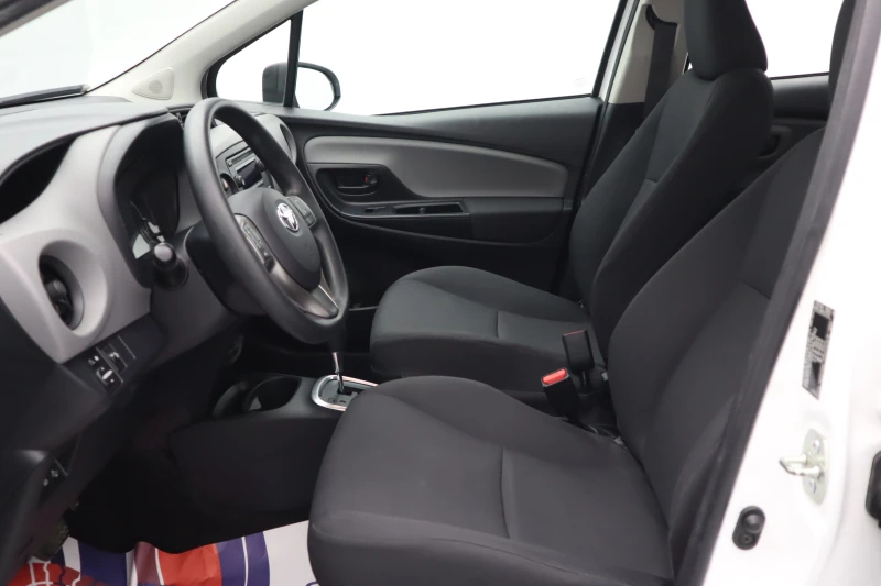 Toyota Yaris 1.5 HYBDRID, снимка 9 - Автомобили и джипове - 52451786