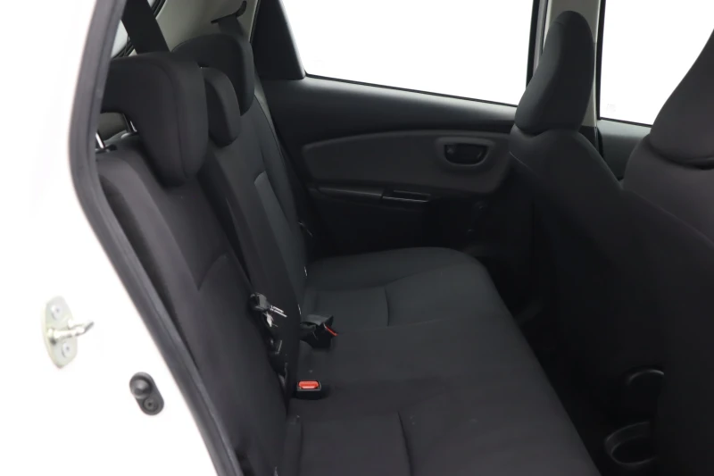 Toyota Yaris 1.5 HYBDRID, снимка 11 - Автомобили и джипове - 52451786