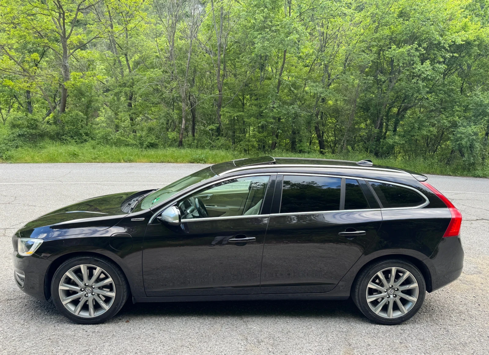 Volvo V60 2.4D Hybrid AWD/Дистроник/Line Assist/Подгрев - изображение 2