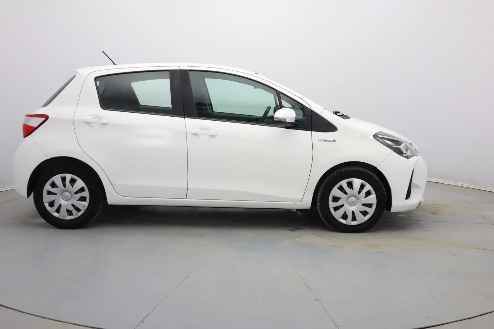 Toyota Yaris 1.5 HYBDRID - изображение 7