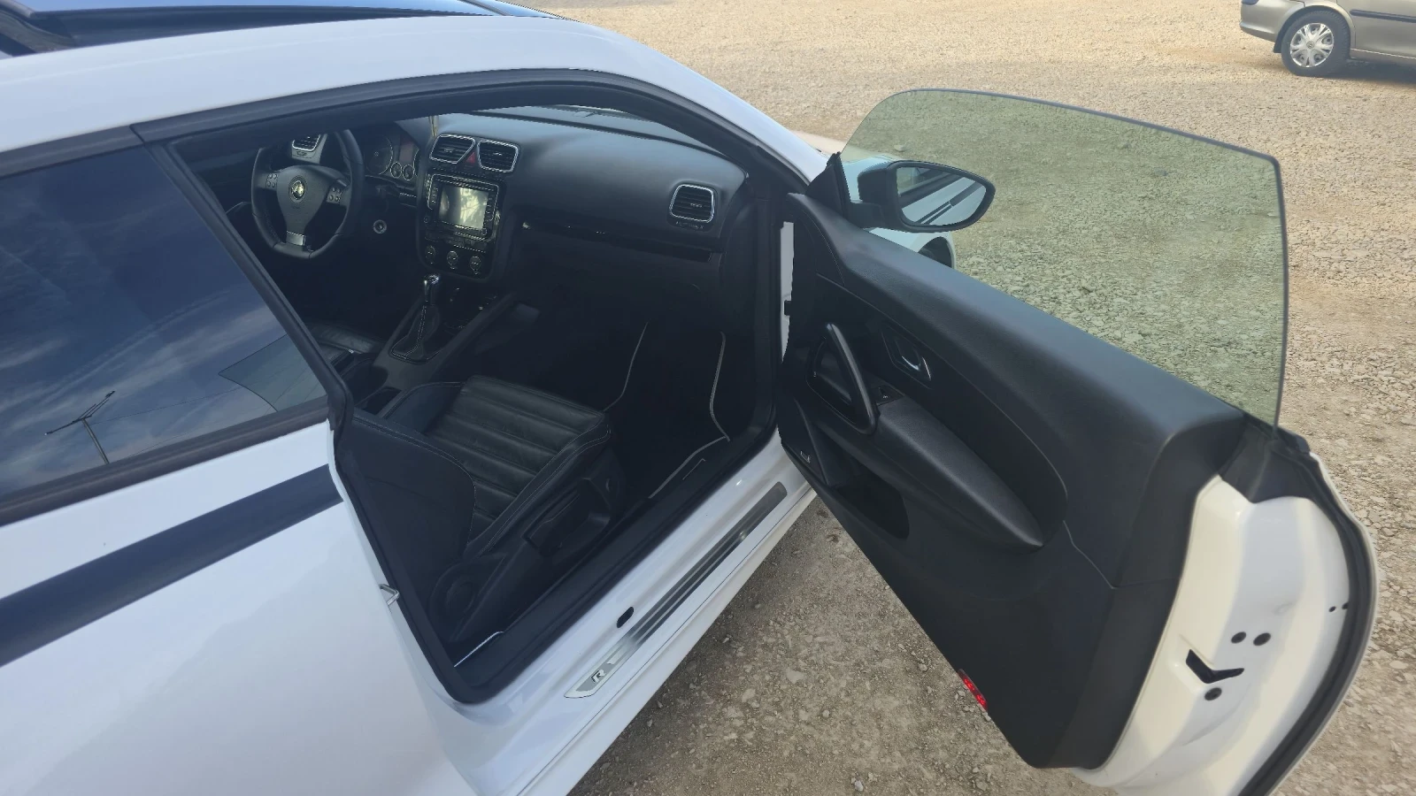 VW Scirocco 2.0 TSI, снимка 5 - Автомобили и джипове - 54340563