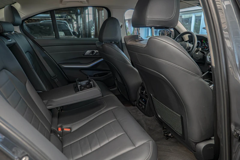 BMW 330 Sport/xDrive/Ambient/Камера/FullLed/Подгрев, снимка 8 - Автомобили и джипове - 50641379