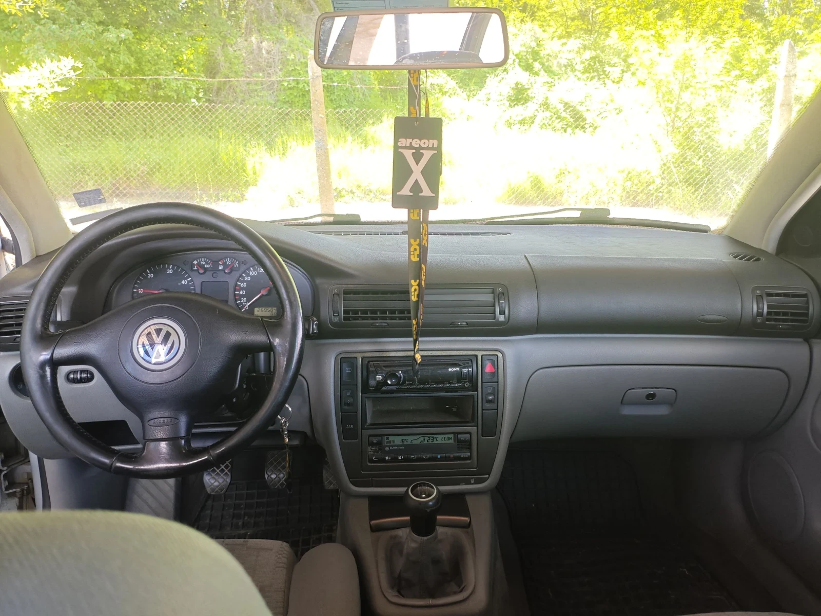 VW Passat 1.9 TDI, снимка 15 - Автомобили и джипове - 54491758