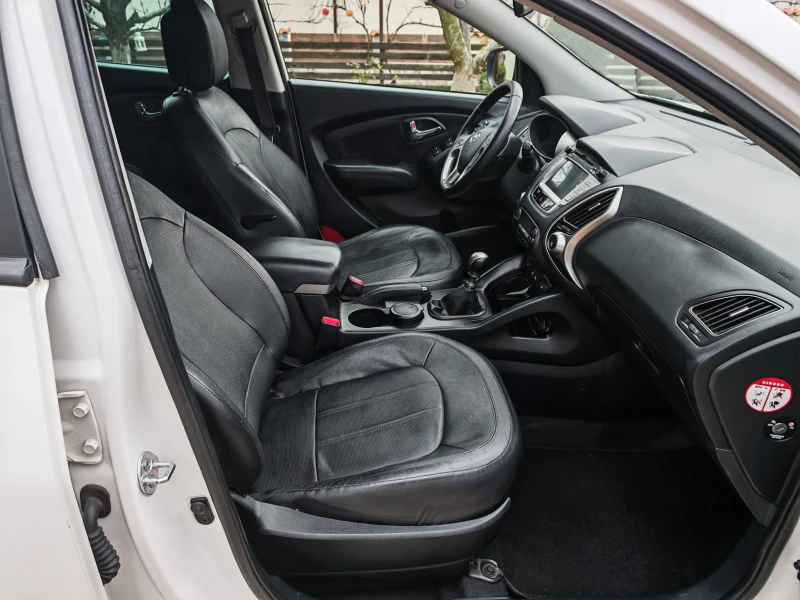 Hyundai IX35 2.0CRDI-136кс/КОЖА/НАВИГАЦИЯ/КАМЕРА, снимка 8 - Автомобили и джипове - 52548542