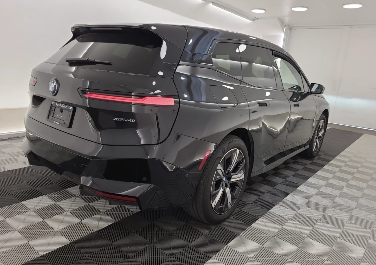 BMW iX XDRIVE40 / M / ТЪРГ 17.09. / ЛИЗИНГ, снимка 3 - Автомобили и джипове - 56059175