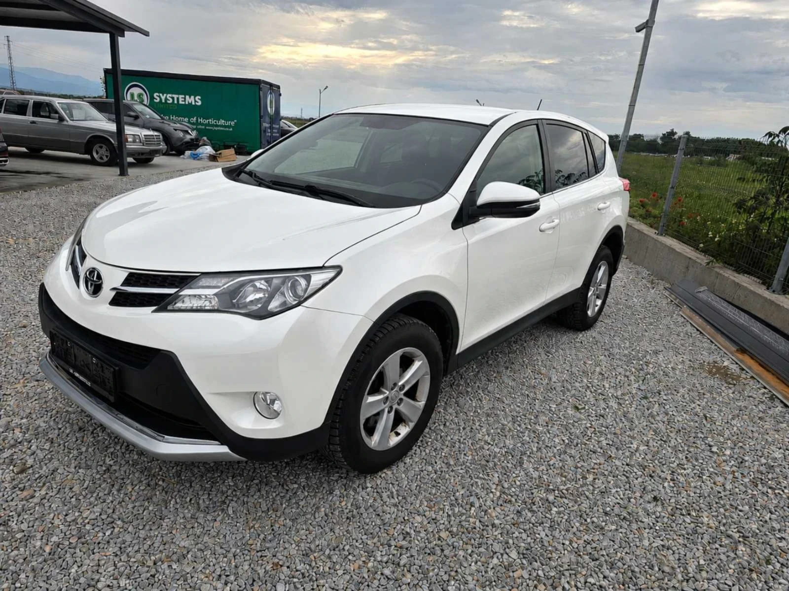 Toyota Rav4 Бяла перла, снимка 2 - Автомобили и джипове - 54671411