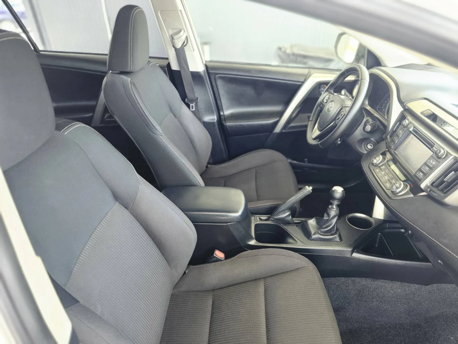 Toyota Rav4 Бяла перла, снимка 8 - Автомобили и джипове - 54671411