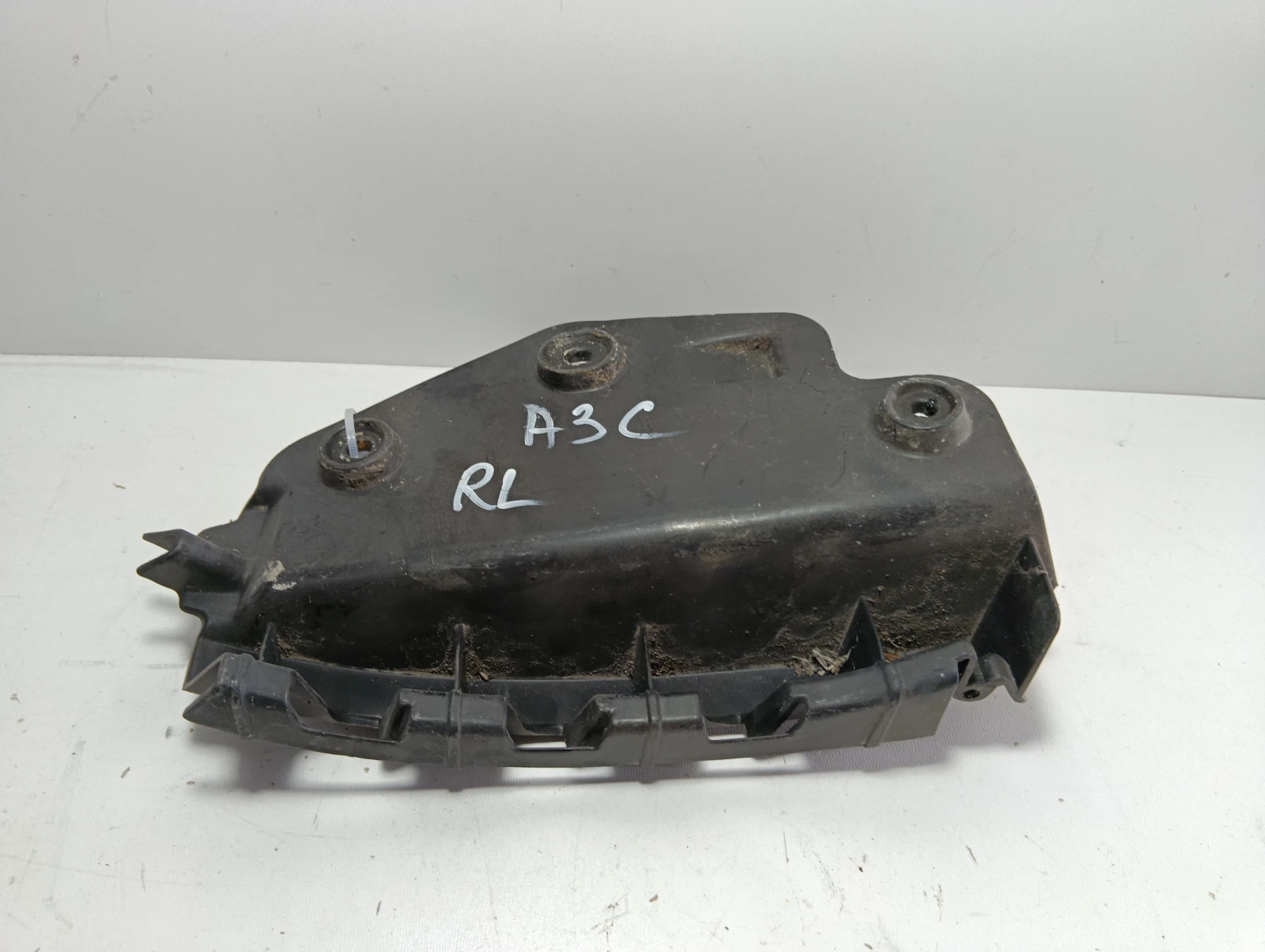 държач за задна броня (ляв) 8P3807393 2врати Audi A3