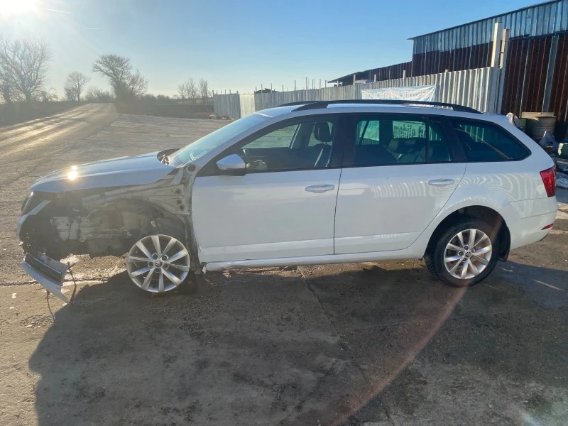 Skoda Octavia 1.5 TSI, снимка 3 - Автомобили и джипове - 43592411