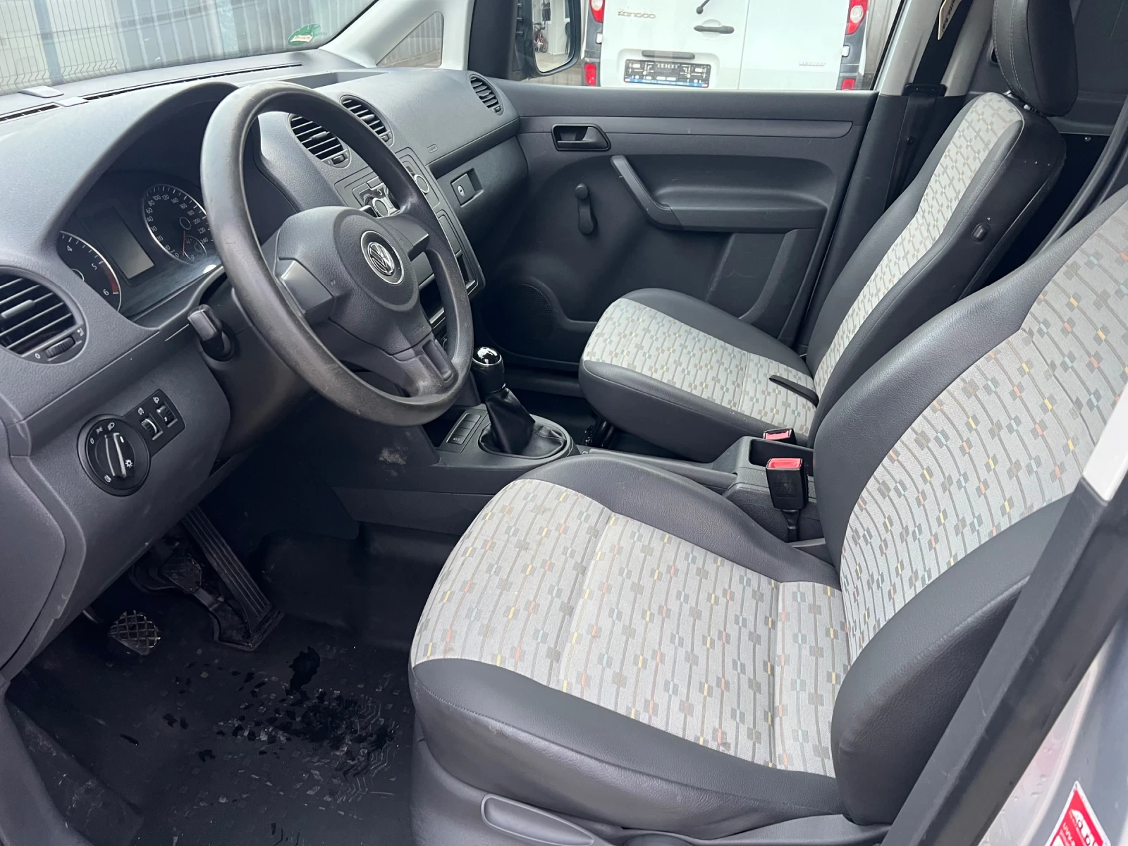 VW Caddy 1.6tdi-Klima-Maxi - изображение 8