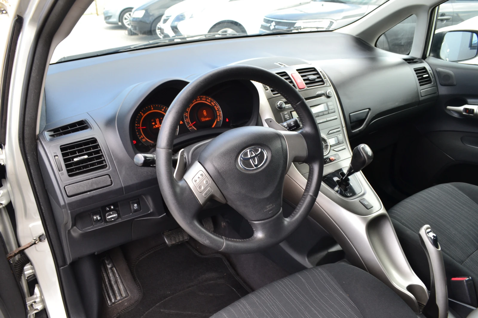 Toyota Auris 1.4D-4D-AVTOMAT, снимка 10 - Автомобили и джипове - 55574574