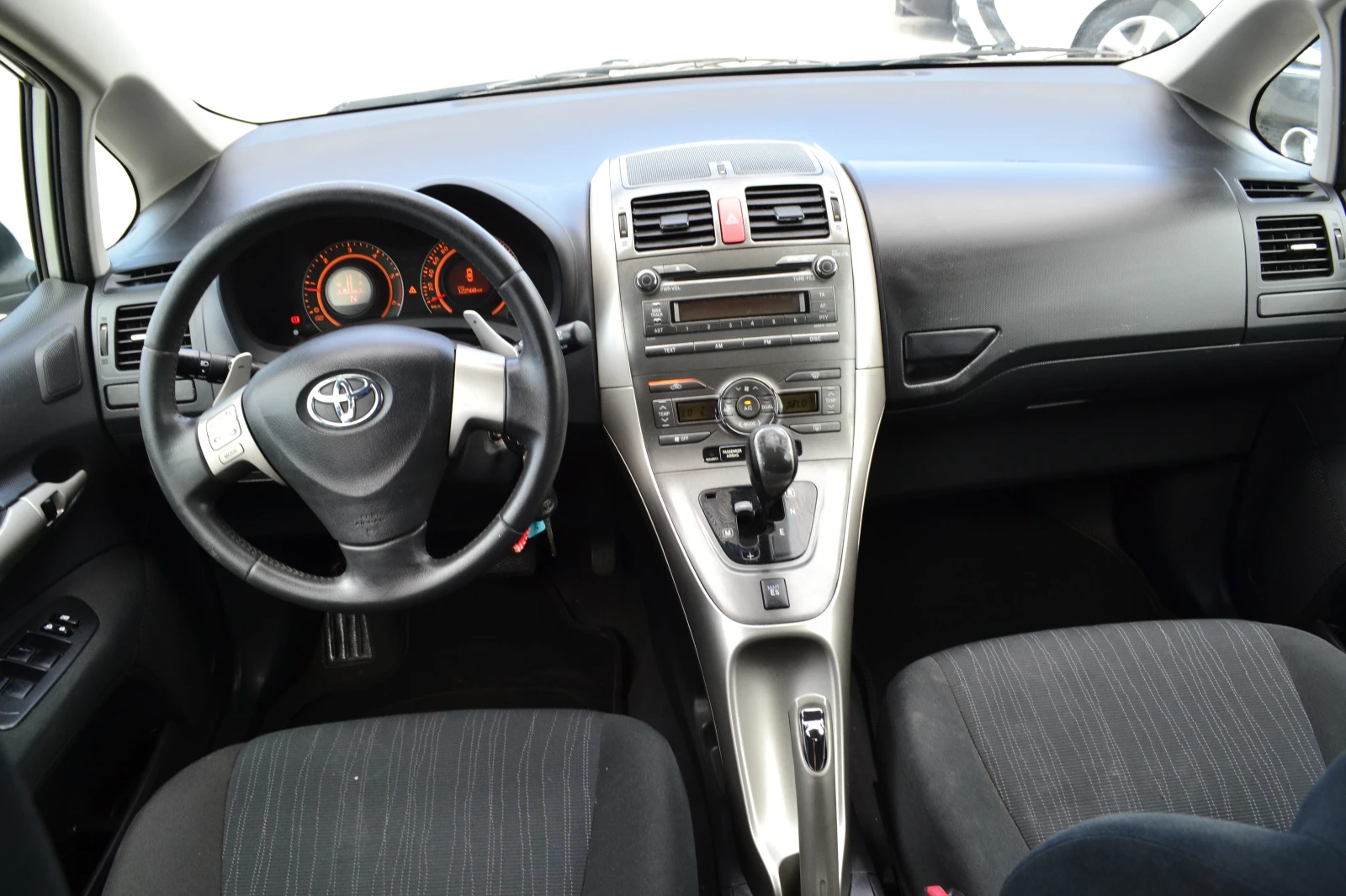 Toyota Auris 1.4D-4D-AVTOMAT, снимка 8 - Автомобили и джипове - 55574574