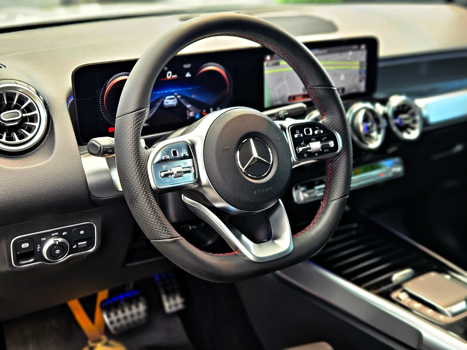 Mercedes-Benz GLB 200 AMG/7MESTA/SHADOW LINE/CAMERA/AMBIENT/ПОДГРЕВ/LIZI, снимка 11 - Автомобили и джипове - 54698146
