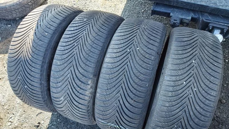 Гуми Зимни 225/50R17, снимка 1 - Гуми и джанти - 27505386