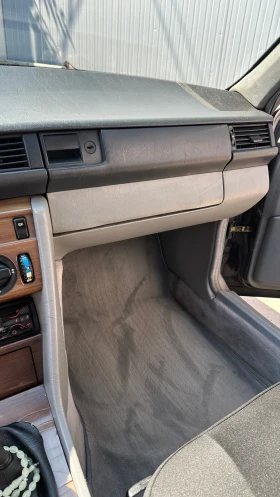 Mercedes-Benz 124 Седан, снимка 13