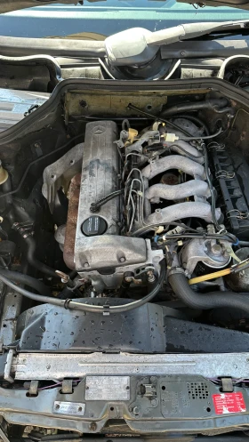 Mercedes-Benz 124 Седан, снимка 15