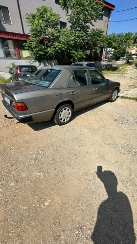 Mercedes-Benz 124 Седан, снимка 3