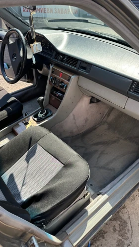 Mercedes-Benz 124 Седан, снимка 10