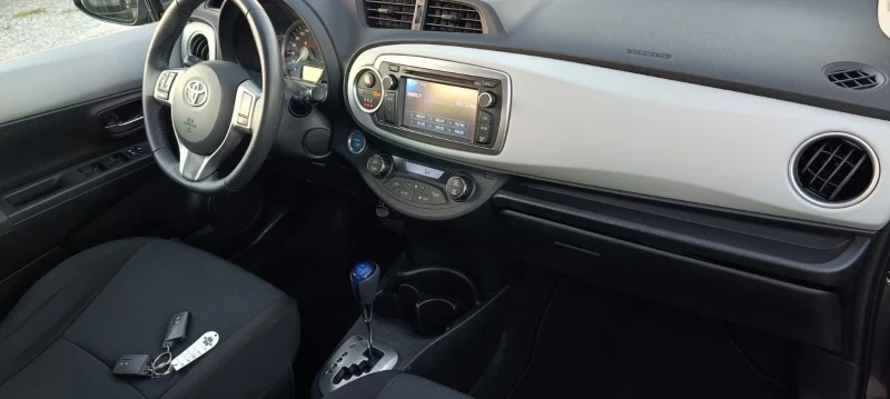 Toyota Yaris 1.5 HYBRIT, снимка 12 - Автомобили и джипове - 47380105