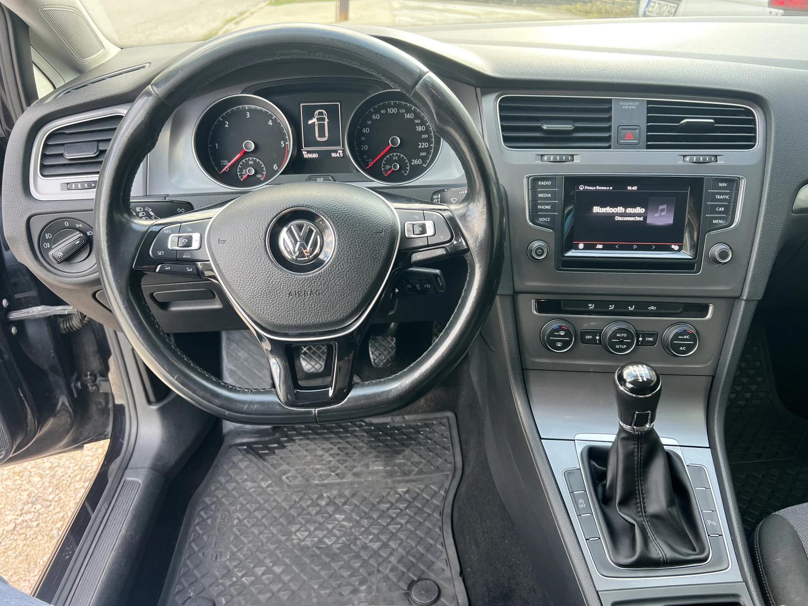 VW Golf 1.6 TDi, снимка 7 - Автомобили и джипове - 53811721