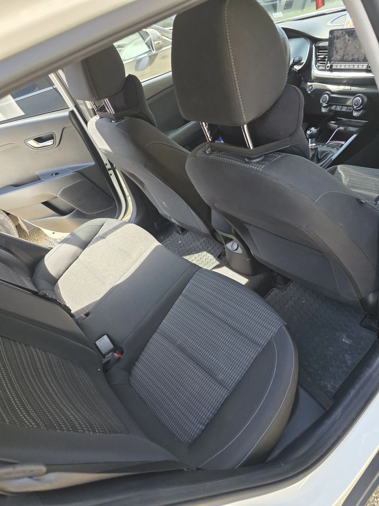 Kia Stonic 1.2 Бензин , снимка 7 - Автомобили и джипове - 54595909