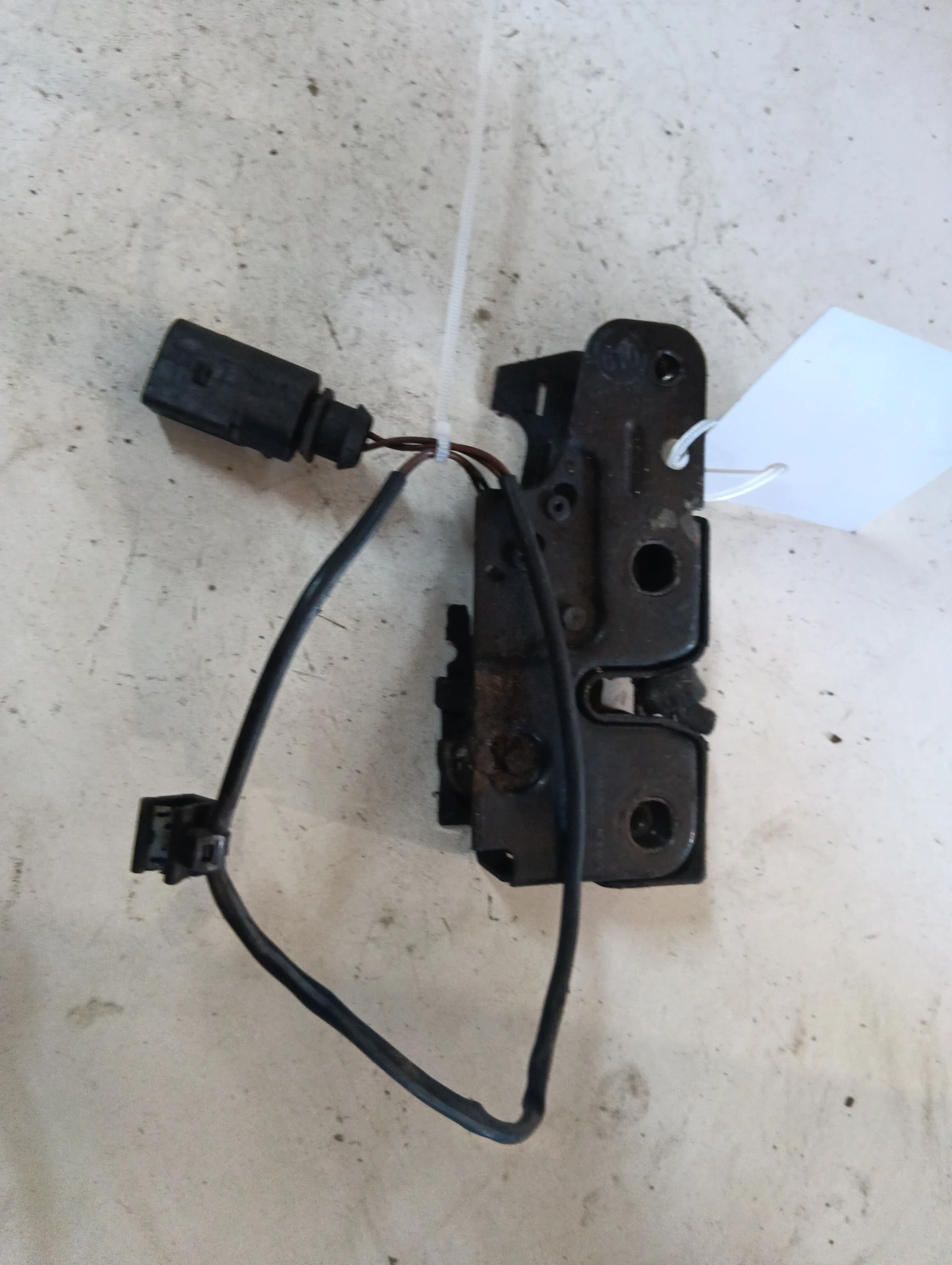 брава преден капак 8T0823509 Audi A5