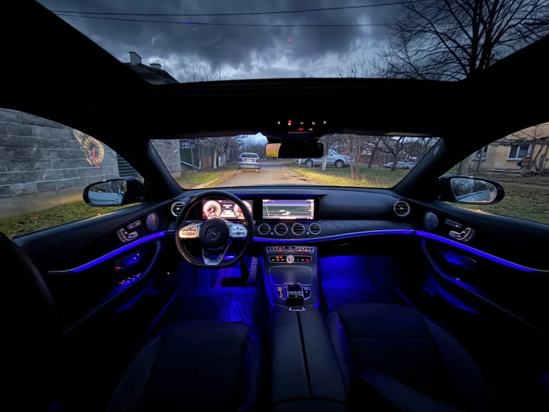 Mercedes-Benz E 220 AMG 360 MultiBeam Pano 9G , снимка 13 - Автомобили и джипове - 52664962