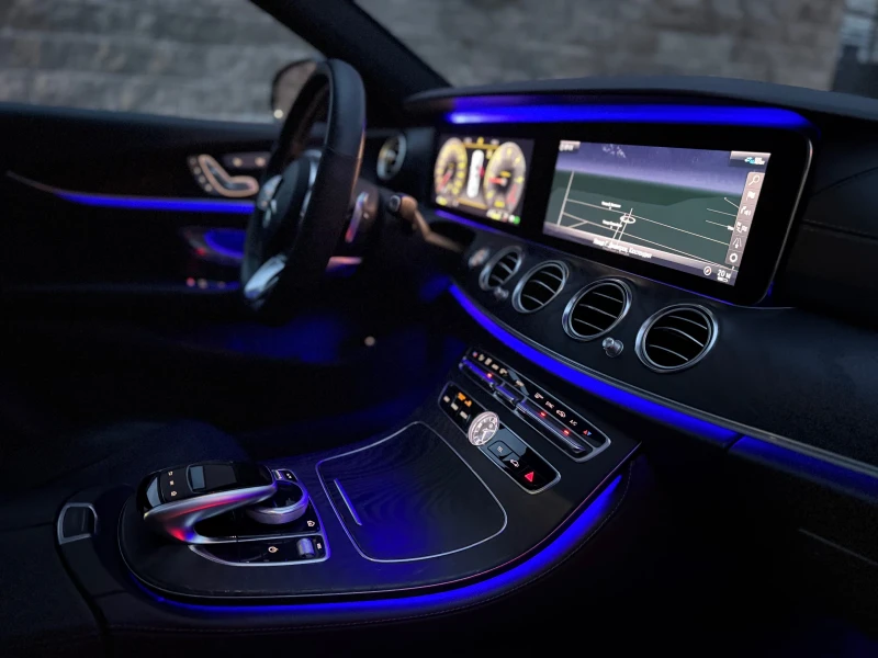 Mercedes-Benz E 220 AMG 360 MultiBeam Pano 9G , снимка 10 - Автомобили и джипове - 52664962